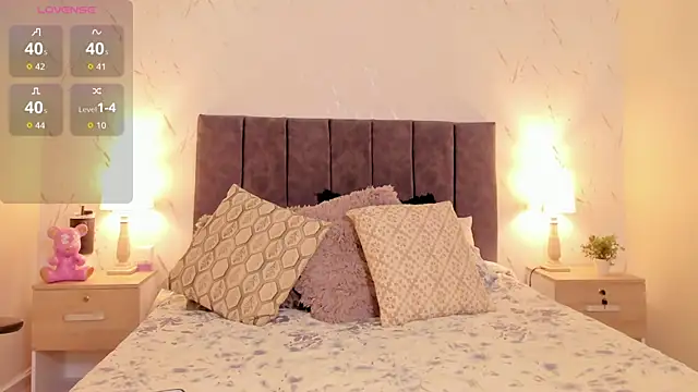 Luci evans online show from November 2025 05:44:01 PM