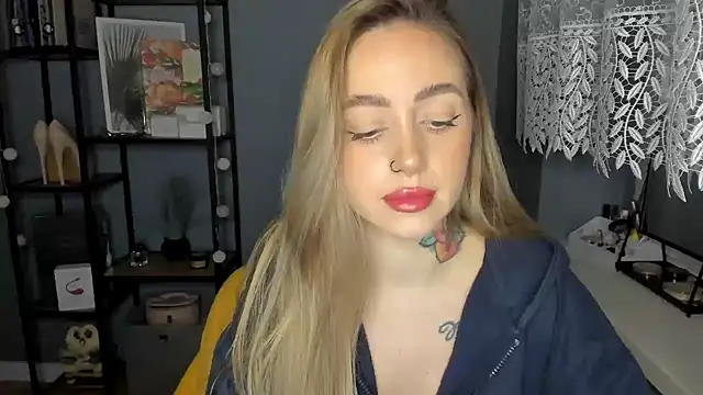 Snapshot of sexyCoralie chatting on December 2024 11:00:01 AM sexyCoralie online show from December 2024 11:00:01 AM