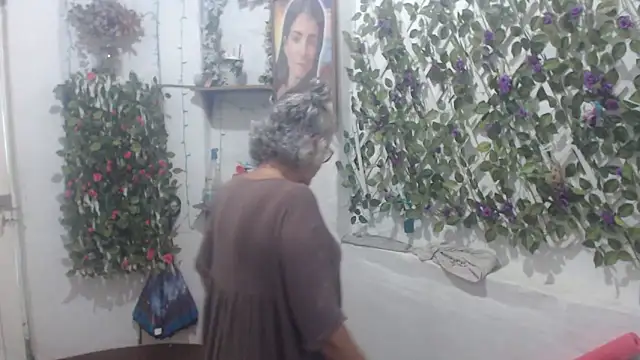 FunnyGrandma online show from November 2025 10:20:02 PM