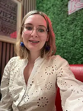 Snapshot of The_Snowwhitee chatting on January 2025 07:20:02 PM The Snowwhitee online show from January 2025 07:20:02 PM