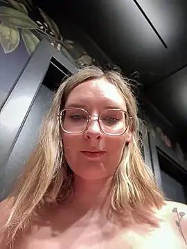 Snapshot of The_Snowwhitee chatting on March 2025 07:10:02 PM The Snowwhitee online show from March 2025 07:10:02 PM