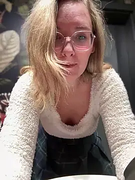 Snapshot of The_Snowwhitee chatting on March 2025 09:05:02 PM The Snowwhitee online show from March 2025 09:05:02 PM