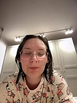 Snapshot of The_Snowwhitee chatting on October 2025 06:28:02 PM The Snowwhitee online show from October 2025 06:28:02 PM