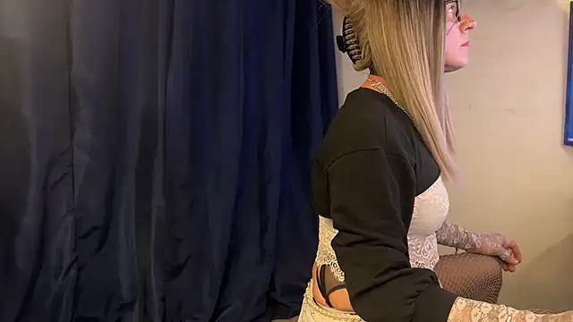 xdresserwithass online show from December 2025 05:18:02 PM