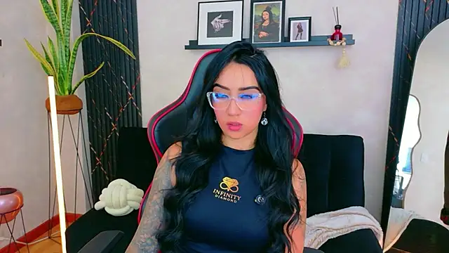 EmmyEvans1 online show from May 2026 07:33:01 PM