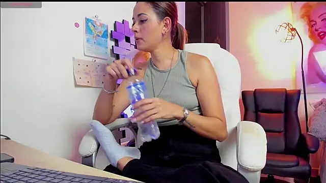 KimberlySaen online show from February 2026 10:00:01 PM