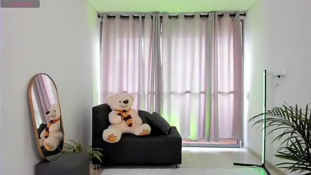 roxie gates  online show from February 2025 09:42:01 PM