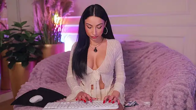 Snapshot of Anais_Bloom chatting on July 2026 07:18:02 PM Anais Bloom online show from July 2026 07:18:02 PM