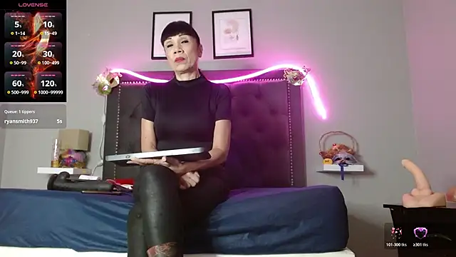 CharlotteLemke online show from November 2025 01:00:02 PM