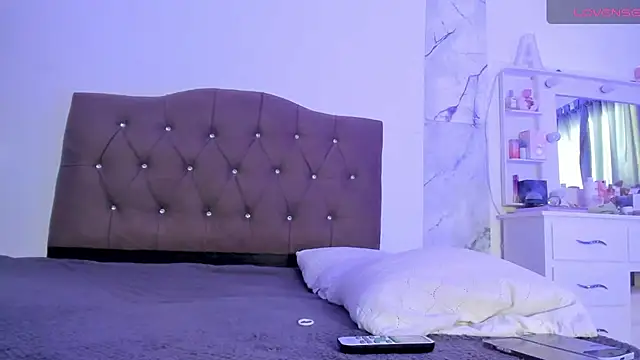 alysson 18 online show from April 2026 03:01:01 PM