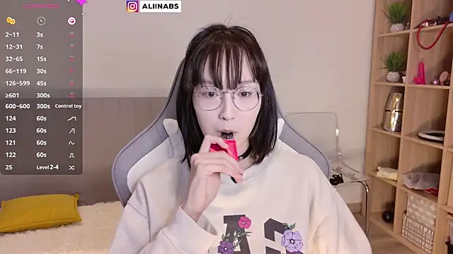 Snapshot of aliiiiiina chatting on February 2025 04:03:01 PM aliiiiiina online show from February 2025 04:03:01 PM