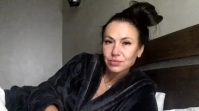 Snapshot of JulianaGold1 chatting on October 2025 08:41:01 PM JulianaGold1 online show from October 2025 08:41:01 PM