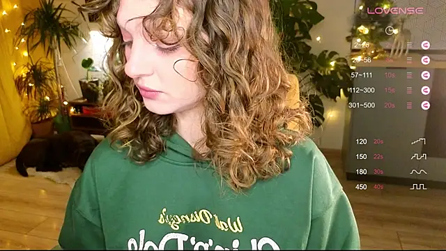 Snapshot of AliceKingsleigh chatting on January 2025 04:50:02 PM AliceKingsleigh online show from January 2025 04:50:02 PM