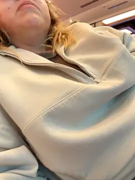 Snapshot of Blueskiiis3 chatting on October 2025 02:43:02 AM Blueskiiis3 online show from October 2025 02:43:02 AM