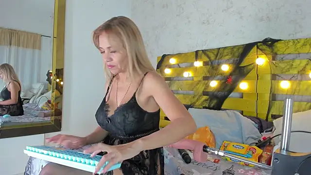 Snapshot of elena_mature chatting on October 2025 01:02:02 PM elena mature online show from October 2025 01:02:02 PM