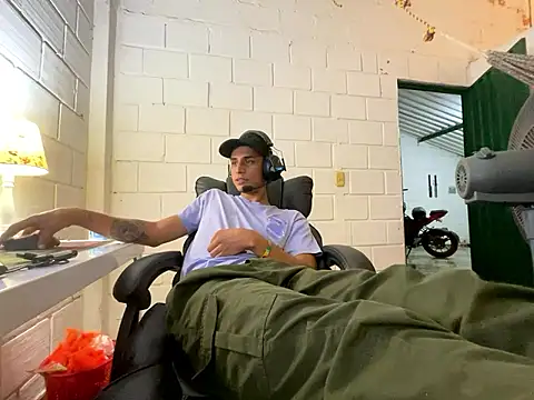 Max TheHorseDick online show from November 2025 01:08:01 AM