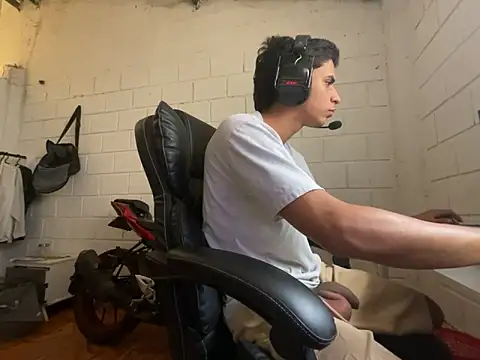 Max TheHorseDick online show from November 2025 04:00:01 PM