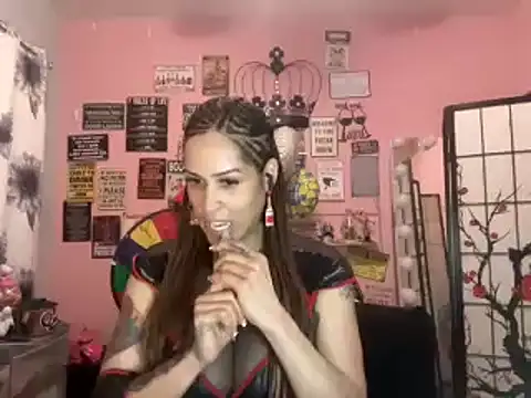 Snapshot of latinacubana chatting on January 2025 04:16:02 AM latinacubana online show from January 2025 04:16:02 AM