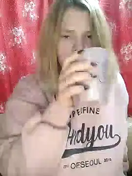 Snapshot of Zuli_Kiska chatting on December 2024 11:29:01 PM Zuli Kiska online show from December 2024 11:29:01 PM
