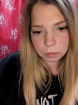 Snapshot of Zuli_Kiska chatting on October 2025 07:55:01 PM Zuli Kiska online show from October 2025 07:55:01 PM
