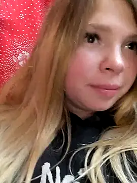 Snapshot of Zuli_Kiska chatting on October 2025 08:17:02 PM Zuli Kiska online show from October 2025 08:17:02 PM