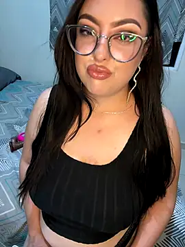 Snapshot of MileyGia chatting on November 2025 01:06:02 AM MileyGia online show from November 2025 01:06:02 AM