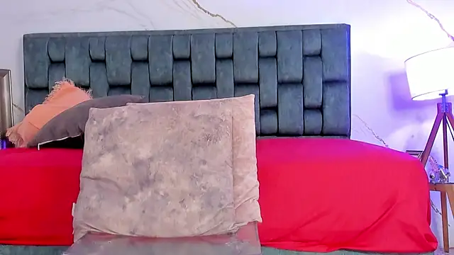 IsiisLovei online show from November 2025 04:07:01 PM