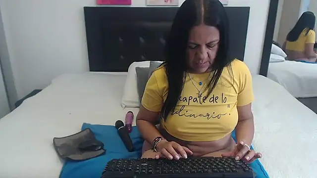 katiehotx online show from October 2025 02:24:02 PM