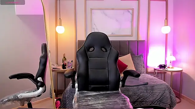 Holly madison  online show from March 2026 01:40:02 PM