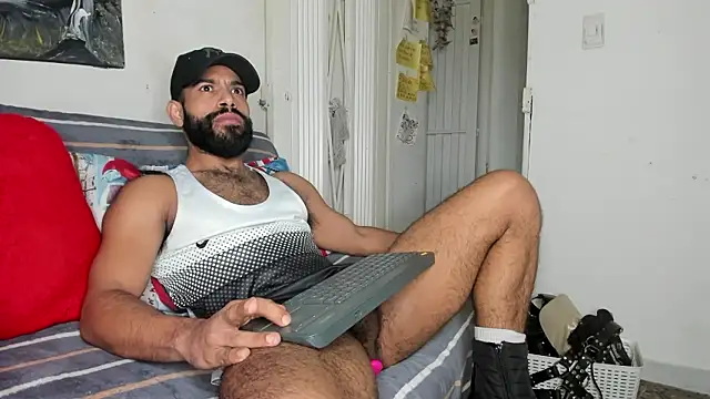 sweatyhairypig23 online show from January 2026 12:20:01 PM