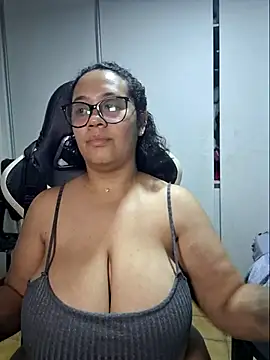 Snapshot of YasminMeyer chatting on August 2026 12:56:01 AM YasminMeyer online show from August 2026 12:56:01 AM