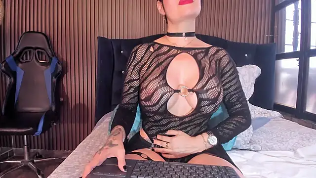 JuliaDawson  online show from October 2025 07:33:01 PM