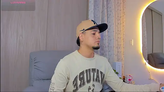 alejandro calderon1 online show from November 2025 04:00:01 AM