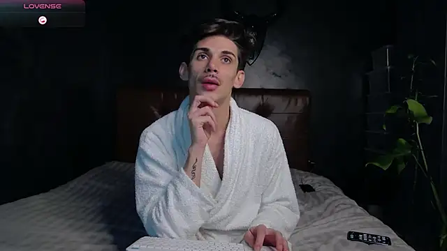 Snapshot of DanielCrush1 chatting on November 2025 05:13:02 PM DanielCrush1 online show from November 2025 05:13:02 PM