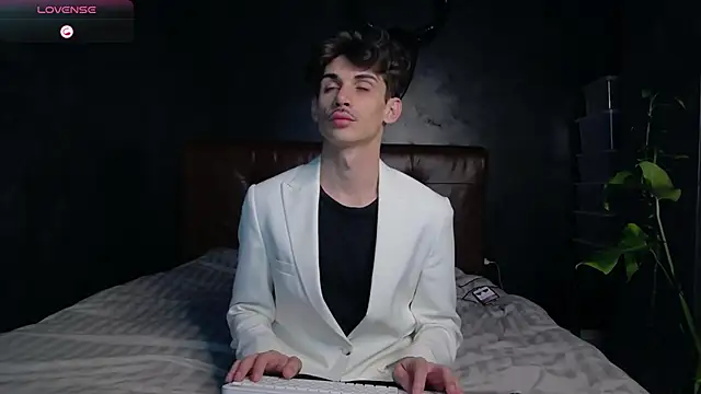 Snapshot of DanielCrush1 chatting on November 2025 05:12:01 PM DanielCrush1 online show from November 2025 05:12:01 PM