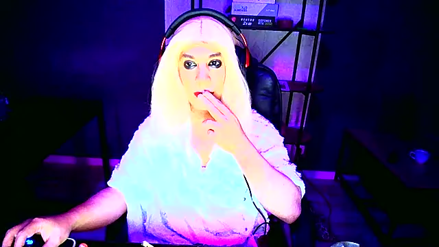 LatruieSow online show from November 2025 06:34:02 AM