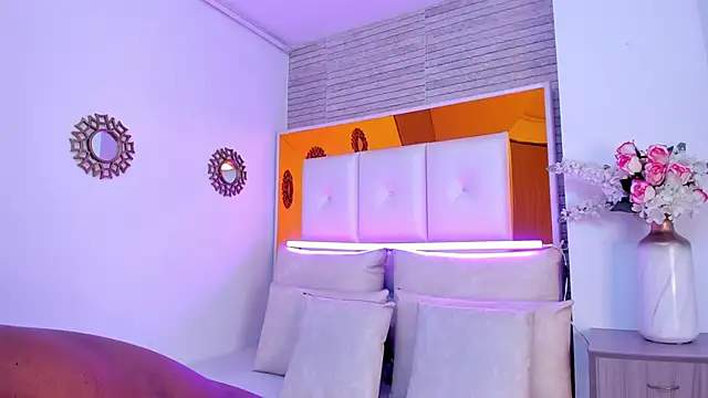 ShaniaBrownn online show from March 2025 07:49:01 PM