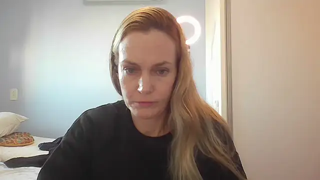 Annylove1 online show from June 2026 10:43:02 AM
