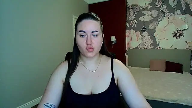 Snapshot of Roxie_Bradley chatting on July 2026 05:32:01 AM Roxie Bradley online show from July 2026 05:32:01 AM