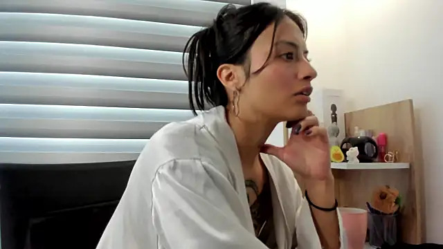 nia  white online show from February 2025 05:20:02 PM