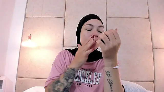 aisha vs online show from October 2025 12:57:02 PM