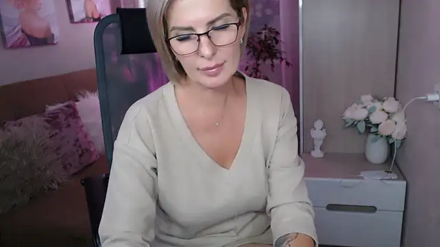 Snapshot of sensualEmilia chatting on December 2024 04:58:01 PM sensualEmilia online show from December 2024 04:58:01 PM