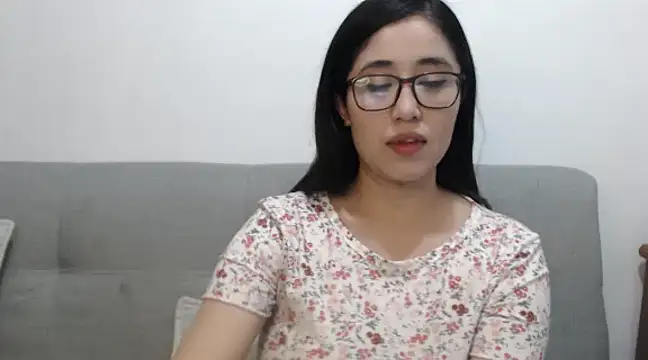 Snapshot of YummymeowW chatting on January 2025 04:23:02 AM YummymeowW online show from January 2025 04:23:02 AM