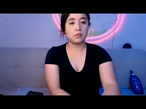 Snapshot of YummymeowW chatting on January 2026 04:33:01 PM YummymeowW online show from January 2026 04:33:01 PM