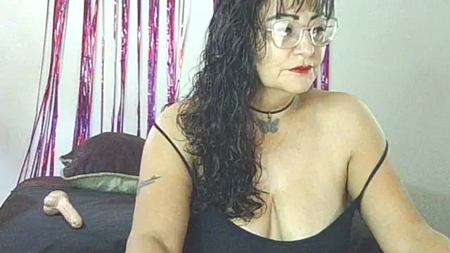 Snapshot of allesiabobs chatting on December 2025 11:02:01 PM allesiabobs online show from December 2025 11:02:01 PM