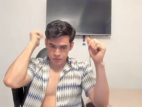 Lucian Gomez  online show from October 2025 09:17:02 PM
