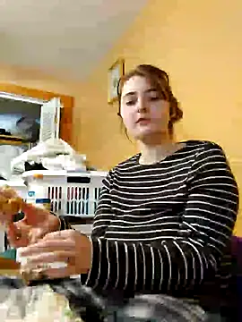 Snapshot of Snowbunnycake_131 chatting on December 2024 06:37:01 PM Snowbunnycake 131 online show from December 2024 06:37:01 PM