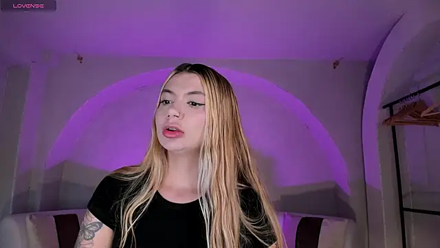 NiaHolland online show from March 2026 06:35:02 PM