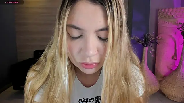 NiaHolland online show from May 2026 05:20:01 PM