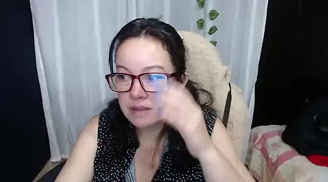 Sonialorens  online show from December 2024 01:50:02 PM